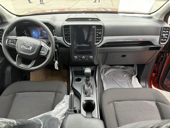 Bán tải 1 cầu số tự động, chọn Nissan Navara EL mới hay Ford Ranger XLS: Chỉ chênh 8 triệu nhưng trang bị khác biệt, bảng so sánh này cho bạn thấy điều đó- Ảnh 6. Bán tải 1 cầu số tự động, chọn Nissan Navara EL mới hay Ford Ranger XLS: Chỉ chênh 8 triệu nhưng trang bị khác biệt, bảng so sánh này cho bạn thấy điều đó- Ảnh 6.