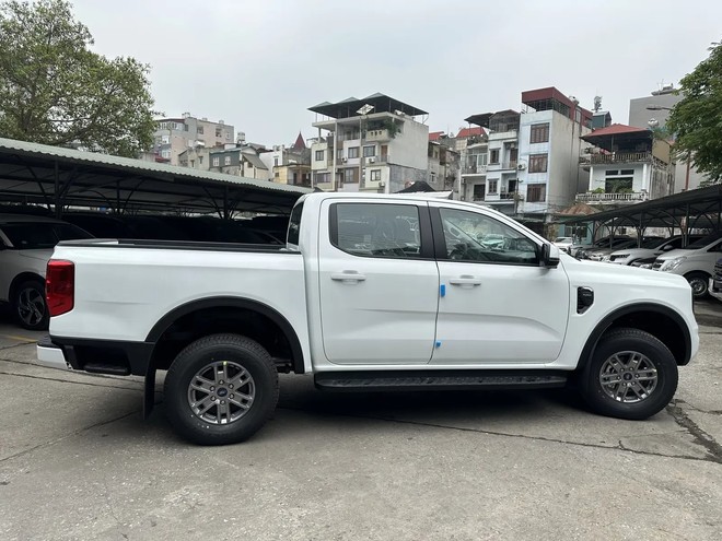 Bán tải 1 cầu số tự động, chọn Nissan Navara EL mới hay Ford Ranger XLS: Chỉ chênh 8 triệu nhưng trang bị khác biệt, bảng so sánh này cho bạn thấy điều đó- Ảnh 4. Bán tải 1 cầu số tự động, chọn Nissan Navara EL mới hay Ford Ranger XLS: Chỉ chênh 8 triệu nhưng trang bị khác biệt, bảng so sánh này cho bạn thấy điều đó- Ảnh 4.