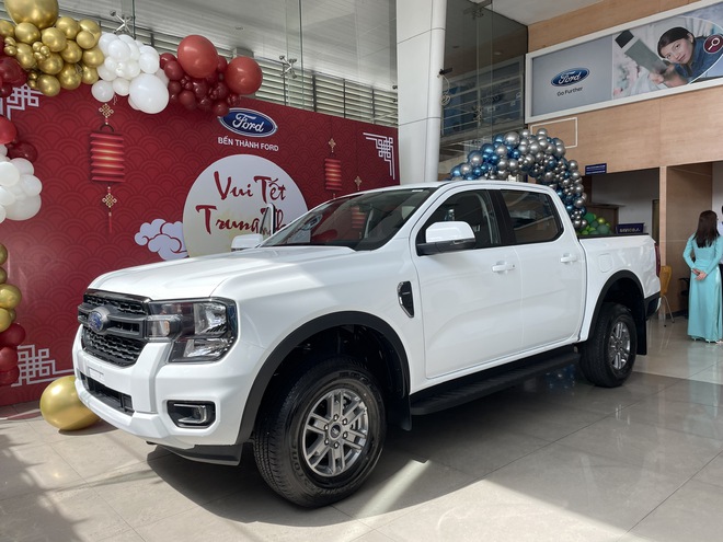 Bán tải 1 cầu số tự động, chọn Nissan Navara EL mới hay Ford Ranger XLS: Chỉ chênh 8 triệu nhưng trang bị khác biệt, bảng so sánh này cho bạn thấy điều đó- Ảnh 2. Bán tải 1 cầu số tự động, chọn Nissan Navara EL mới hay Ford Ranger XLS: Chỉ chênh 8 triệu nhưng trang bị khác biệt, bảng so sánh này cho bạn thấy điều đó- Ảnh 2.