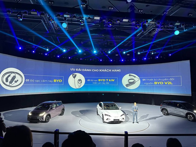 BYD Seal chốt giá tại Việt Nam: Từ 1,119 tỷ, đắt hơn Camry bản tiêu chuẩn, đi 520km/lần sạc- Ảnh 2. BYD Seal chốt giá tại Việt Nam: Từ 1,119 tỷ, đắt hơn Camry bản tiêu chuẩn, đi 520km/lần sạc- Ảnh 2.