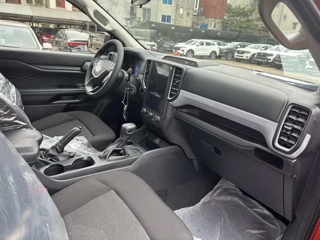 Bán tải 1 cầu số tự động, chọn Nissan Navara EL mới hay Ford Ranger XLS: Chỉ chênh 8 triệu nhưng trang bị khác biệt, bảng so sánh này cho bạn thấy điều đó- Ảnh 10. Bán tải 1 cầu số tự động, chọn Nissan Navara EL mới hay Ford Ranger XLS: Chỉ chênh 8 triệu nhưng trang bị khác biệt, bảng so sánh này cho bạn thấy điều đó- Ảnh 10.