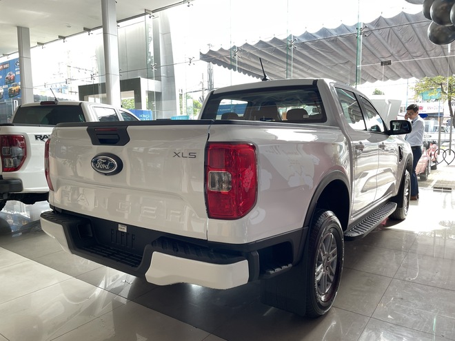 Bán tải 1 cầu số tự động, chọn Nissan Navara EL mới hay Ford Ranger XLS: Chỉ chênh 8 triệu nhưng trang bị khác biệt, bảng so sánh này cho bạn thấy điều đó- Ảnh 8. Bán tải 1 cầu số tự động, chọn Nissan Navara EL mới hay Ford Ranger XLS: Chỉ chênh 8 triệu nhưng trang bị khác biệt, bảng so sánh này cho bạn thấy điều đó- Ảnh 8.