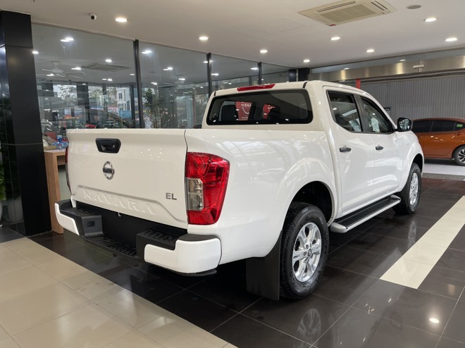 Bán tải 1 cầu số tự động, chọn Nissan Navara EL mới hay Ford Ranger XLS: Chỉ chênh 8 triệu nhưng trang bị khác biệt, bảng so sánh này cho bạn thấy điều đó- Ảnh 7. Bán tải 1 cầu số tự động, chọn Nissan Navara EL mới hay Ford Ranger XLS: Chỉ chênh 8 triệu nhưng trang bị khác biệt, bảng so sánh này cho bạn thấy điều đó- Ảnh 7.