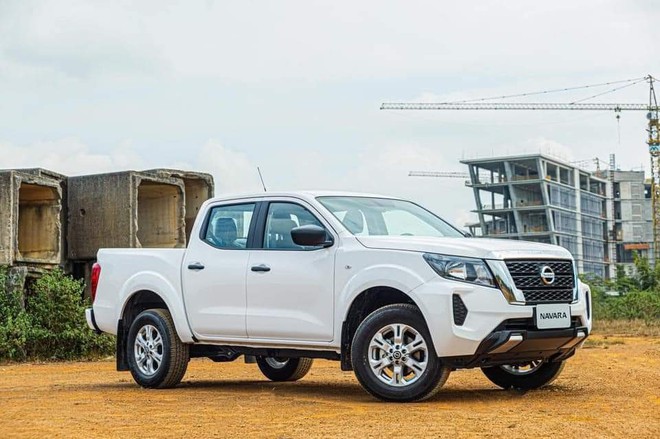 Bán tải 1 cầu số tự động, chọn Nissan Navara EL mới hay Ford Ranger XLS: Chỉ chênh 8 triệu nhưng trang bị khác biệt, bảng so sánh này cho bạn thấy điều đó- Ảnh 1. Bán tải 1 cầu số tự động, chọn Nissan Navara EL mới hay Ford Ranger XLS: Chỉ chênh 8 triệu nhưng trang bị khác biệt, bảng so sánh này cho bạn thấy điều đó- Ảnh 1.