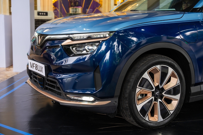 Cận cảnh VinFast VF 8 Lux Hỏa Long Độc Bản: Nhiều chi tiết mạ vàng, giới hạn 888 chiếc- Ảnh 12. Cận cảnh VinFast VF 8 Lux Hỏa Long Độc Bản: Nhiều chi tiết mạ vàng, giới hạn 888 chiếc- Ảnh 12.