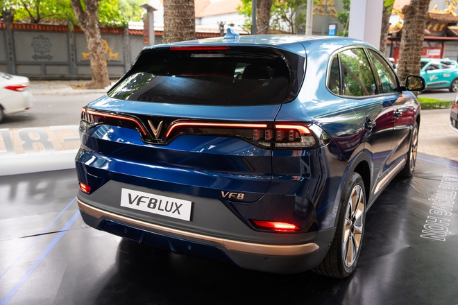 Cận cảnh VinFast VF 8 Lux Hỏa Long Độc Bản: Nhiều chi tiết mạ vàng, giới hạn 888 chiếc- Ảnh 10. Cận cảnh VinFast VF 8 Lux Hỏa Long Độc Bản: Nhiều chi tiết mạ vàng, giới hạn 888 chiếc- Ảnh 10.