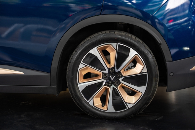 Cận cảnh VinFast VF 8 Lux Hỏa Long Độc Bản: Nhiều chi tiết mạ vàng, giới hạn 888 chiếc- Ảnh 15. Cận cảnh VinFast VF 8 Lux Hỏa Long Độc Bản: Nhiều chi tiết mạ vàng, giới hạn 888 chiếc- Ảnh 15.