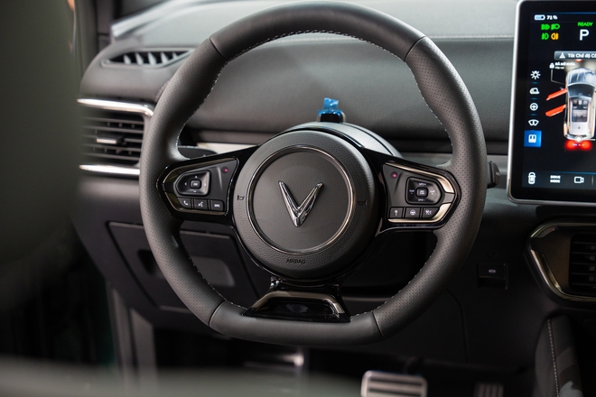 Cận cảnh VinFast VF 8 Lux Hỏa Long Độc Bản: Nhiều chi tiết mạ vàng, giới hạn 888 chiếc- Ảnh 18. Cận cảnh VinFast VF 8 Lux Hỏa Long Độc Bản: Nhiều chi tiết mạ vàng, giới hạn 888 chiếc- Ảnh 18.