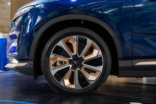 Cận cảnh VinFast VF 8 Lux Hỏa Long Độc Bản: Nhiều chi tiết mạ vàng, giới hạn 888 chiếc- Ảnh 7. Cận cảnh VinFast VF 8 Lux Hỏa Long Độc Bản: Nhiều chi tiết mạ vàng, giới hạn 888 chiếc- Ảnh 7.