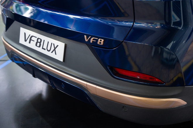 Cận cảnh VinFast VF 8 Lux Hỏa Long Độc Bản: Nhiều chi tiết mạ vàng, giới hạn 888 chiếc- Ảnh 6. Cận cảnh VinFast VF 8 Lux Hỏa Long Độc Bản: Nhiều chi tiết mạ vàng, giới hạn 888 chiếc- Ảnh 6.