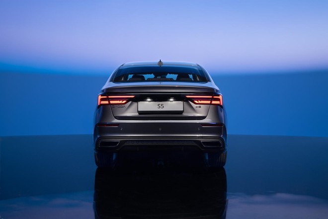 Omoda S5 bản ‘base’ lần đầu lộ diện tại Việt Nam: Dáng thể thao, mâm lớn, cạnh tranh Mazda3, K3- Ảnh 7. Omoda S5 bản ‘base’ lần đầu lộ diện tại Việt Nam: Dáng thể thao, mâm lớn, cạnh tranh Mazda3, K3- Ảnh 7.