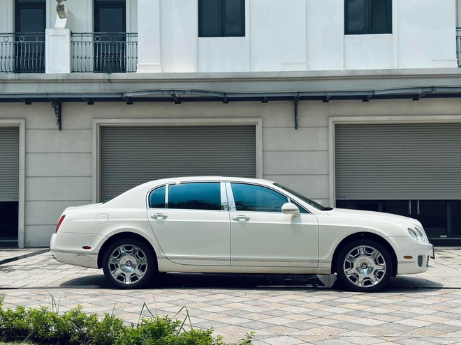 Chiếc Bentley Flying Spur hơn 1,4 tỷ này sẽ khiến người dùng 'chịu chơi' cân nhắc thay vì mua Camry hybrid- Ảnh 7. Chiếc Bentley Flying Spur hơn 1,4 tỷ này sẽ khiến người dùng 'chịu chơi' cân nhắc thay vì mua Camry hybrid- Ảnh 7.