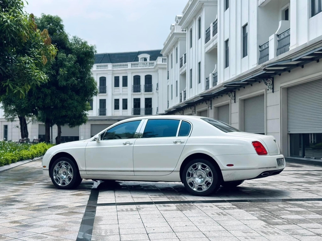 Chiếc Bentley Flying Spur hơn 1,4 tỷ này sẽ khiến người dùng 'chịu chơi' cân nhắc thay vì mua Camry hybrid- Ảnh 3. Chiếc Bentley Flying Spur hơn 1,4 tỷ này sẽ khiến người dùng 'chịu chơi' cân nhắc thay vì mua Camry hybrid- Ảnh 3.