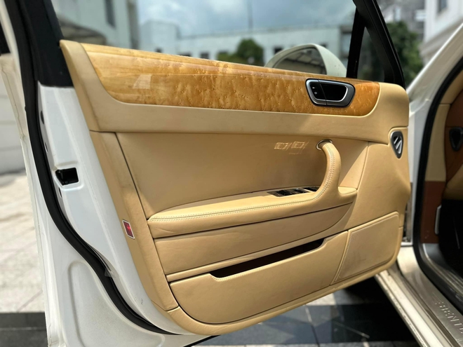 Chiếc Bentley Flying Spur hơn 1,4 tỷ này sẽ khiến người dùng 'chịu chơi' cân nhắc thay vì mua Camry hybrid- Ảnh 12. Chiếc Bentley Flying Spur hơn 1,4 tỷ này sẽ khiến người dùng 'chịu chơi' cân nhắc thay vì mua Camry hybrid- Ảnh 12.