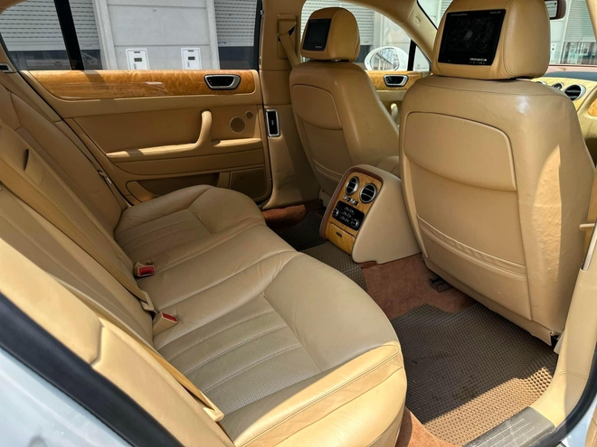 Chiếc Bentley Flying Spur hơn 1,4 tỷ này sẽ khiến người dùng 'chịu chơi' cân nhắc thay vì mua Camry hybrid- Ảnh 14. Chiếc Bentley Flying Spur hơn 1,4 tỷ này sẽ khiến người dùng 'chịu chơi' cân nhắc thay vì mua Camry hybrid- Ảnh 14.