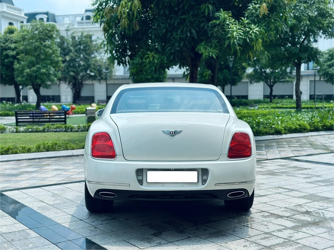 Chiếc Bentley Flying Spur hơn 1,4 tỷ này sẽ khiến người dùng 'chịu chơi' cân nhắc thay vì mua Camry hybrid- Ảnh 8. Chiếc Bentley Flying Spur hơn 1,4 tỷ này sẽ khiến người dùng 'chịu chơi' cân nhắc thay vì mua Camry hybrid- Ảnh 8.