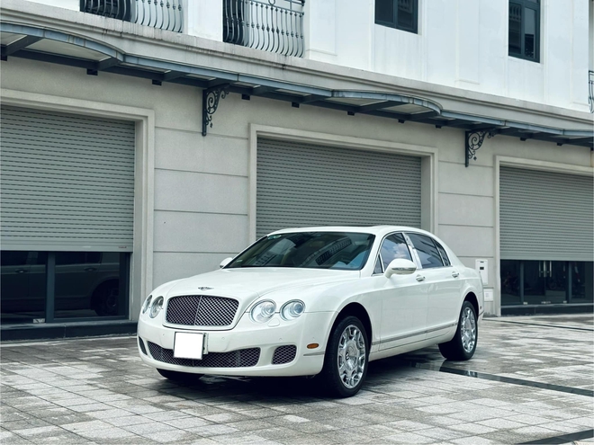 Chiếc Bentley Flying Spur hơn 1,4 tỷ này sẽ khiến người dùng 'chịu chơi' cân nhắc thay vì mua Camry hybrid- Ảnh 2. Chiếc Bentley Flying Spur hơn 1,4 tỷ này sẽ khiến người dùng 'chịu chơi' cân nhắc thay vì mua Camry hybrid- Ảnh 2.
