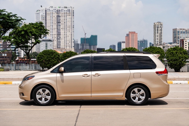 Toyota Sienna 2012 rao bán hơn 1,2 tỷ đồng: MPV gia đình giá ngang Kia Carnival nhưng to hơn, riêng nội thất độ hết 400 triệu- Ảnh 8. Toyota Sienna 2012 rao bán hơn 1,2 tỷ đồng: MPV gia đình giá ngang Kia Carnival nhưng to hơn, riêng nội thất độ hết 400 triệu- Ảnh 8.