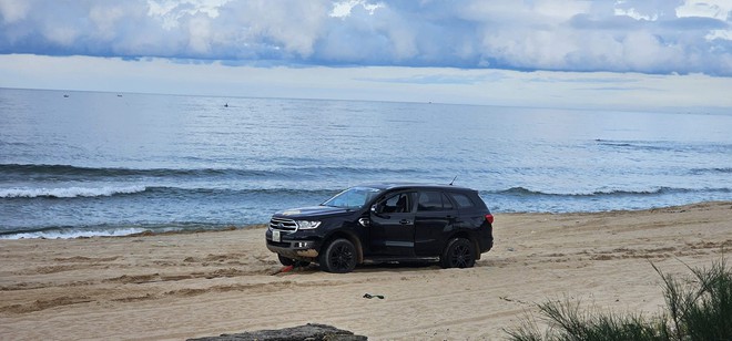 Mang Ford Everest ra biển bị sa lầy, chủ xe chia sẻ: 'Đi nhiều nhưng chủ quan vẫn dễ mắc kẹt, có xe suýt bị thủy triều kéo'- Ảnh 5.