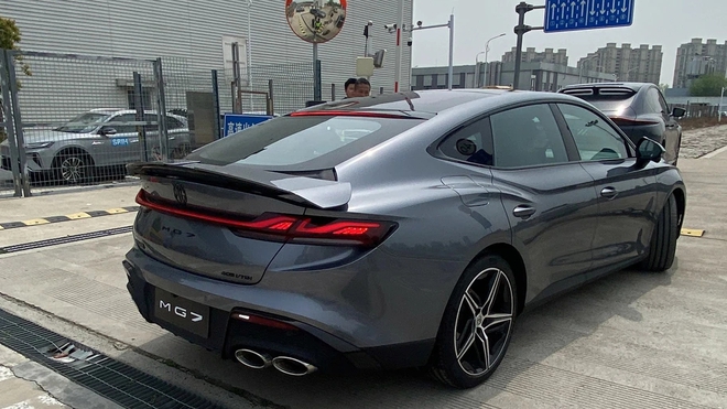 Đại lý báo MG7 đã về với bản ‘full option’, động cơ 2.0L, cọc sớm được giảm giá và ‘không tốn tiền bảo dưỡng 3 năm’- Ảnh 5. Đại lý báo MG7 đã về với bản ‘full option’, động cơ 2.0L, cọc sớm được giảm giá và ‘không tốn tiền bảo dưỡng 3 năm’- Ảnh 5.