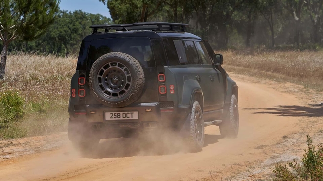 Defender mạnh nhất lịch sử ra mắt, dùng động cơ V8 BMW, thông số đọc lên chắc chắn khiến dân offroad phát sốt- Ảnh 12. Defender mạnh nhất lịch sử ra mắt, dùng động cơ V8 BMW, thông số đọc lên chắc chắn khiến dân offroad phát sốt- Ảnh 12.