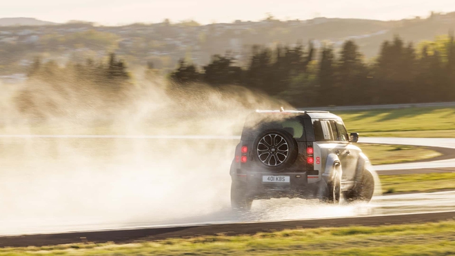 Defender mạnh nhất lịch sử ra mắt, dùng động cơ V8 BMW, thông số đọc lên chắc chắn khiến dân offroad phát sốt- Ảnh 14. Defender mạnh nhất lịch sử ra mắt, dùng động cơ V8 BMW, thông số đọc lên chắc chắn khiến dân offroad phát sốt- Ảnh 14.