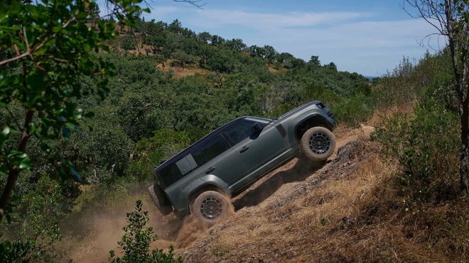 Defender mạnh nhất lịch sử ra mắt, dùng động cơ V8 BMW, thông số đọc lên chắc chắn khiến dân offroad phát sốt- Ảnh 18. Defender mạnh nhất lịch sử ra mắt, dùng động cơ V8 BMW, thông số đọc lên chắc chắn khiến dân offroad phát sốt- Ảnh 18.