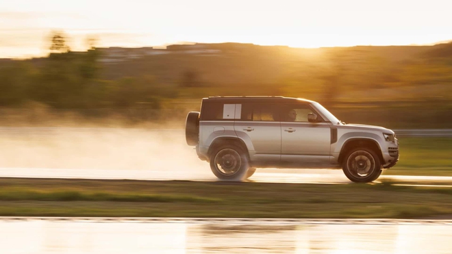 Defender mạnh nhất lịch sử ra mắt, dùng động cơ V8 BMW, thông số đọc lên chắc chắn khiến dân offroad phát sốt- Ảnh 23. Defender mạnh nhất lịch sử ra mắt, dùng động cơ V8 BMW, thông số đọc lên chắc chắn khiến dân offroad phát sốt- Ảnh 23.