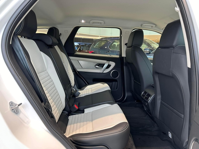 Mua Land Rover Discovery Sport hiện tiết kiệm hơn 420 triệu phí lăn bánh: Giá thực tế còn khoảng 3,1 tỷ, chỉ ngang Touareg- Ảnh 6. Mua Land Rover Discovery Sport hiện tiết kiệm hơn 420 triệu phí lăn bánh: Giá thực tế còn khoảng 3,1 tỷ, chỉ ngang Touareg- Ảnh 6.