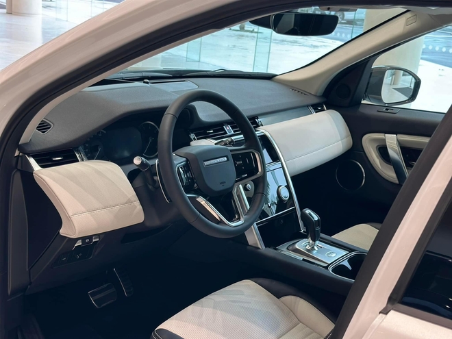 Mua Land Rover Discovery Sport hiện tiết kiệm hơn 420 triệu phí lăn bánh: Giá thực tế còn khoảng 3,1 tỷ, chỉ ngang Touareg- Ảnh 5. Mua Land Rover Discovery Sport hiện tiết kiệm hơn 420 triệu phí lăn bánh: Giá thực tế còn khoảng 3,1 tỷ, chỉ ngang Touareg- Ảnh 5.