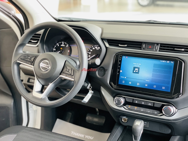 Ảnh thực tế Nissan Navara EL giá 699 triệu tại đại lý: Có bệ bước, màn hình 10 inch, đấu Ranger XLS- Ảnh 10. Ảnh thực tế Nissan Navara EL giá 699 triệu tại đại lý: Có bệ bước, màn hình 10 inch, đấu Ranger XLS- Ảnh 10.