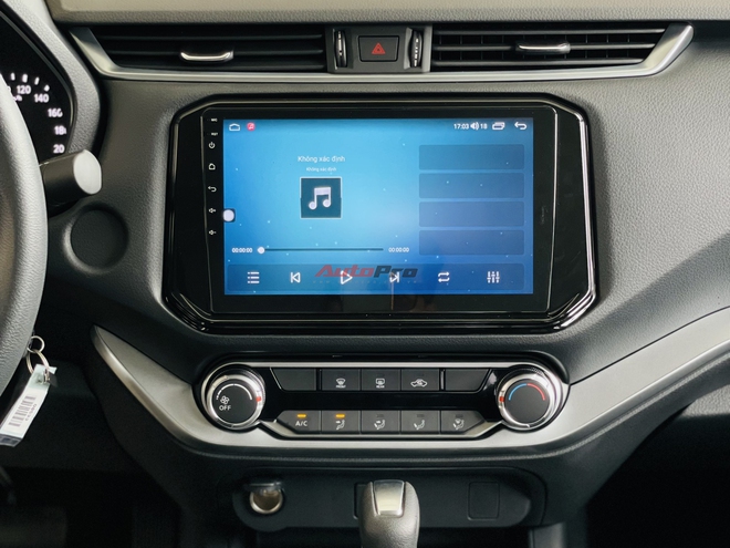 Ảnh thực tế Nissan Navara EL giá 699 triệu tại đại lý: Có bệ bước, màn hình 10 inch, đấu Ranger XLS- Ảnh 5. Ảnh thực tế Nissan Navara EL giá 699 triệu tại đại lý: Có bệ bước, màn hình 10 inch, đấu Ranger XLS- Ảnh 5.