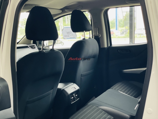 Ảnh thực tế Nissan Navara EL giá 699 triệu tại đại lý: Có bệ bước, màn hình 10 inch, đấu Ranger XLS- Ảnh 11. Ảnh thực tế Nissan Navara EL giá 699 triệu tại đại lý: Có bệ bước, màn hình 10 inch, đấu Ranger XLS- Ảnh 11.