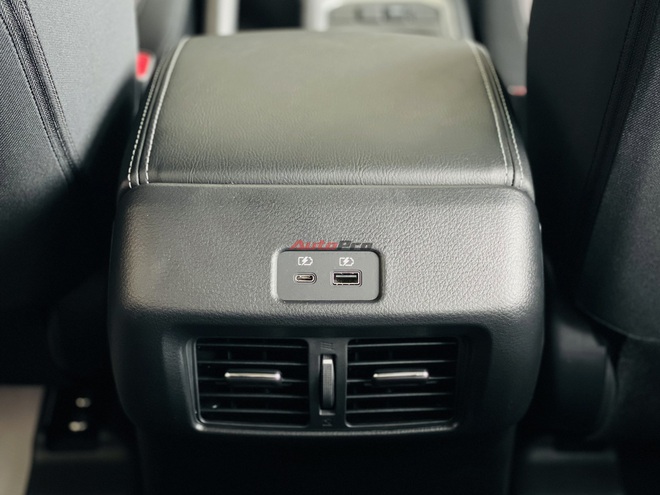 Ảnh thực tế Nissan Navara EL giá 699 triệu tại đại lý: Có bệ bước, màn hình 10 inch, đấu Ranger XLS- Ảnh 12. Ảnh thực tế Nissan Navara EL giá 699 triệu tại đại lý: Có bệ bước, màn hình 10 inch, đấu Ranger XLS- Ảnh 12.