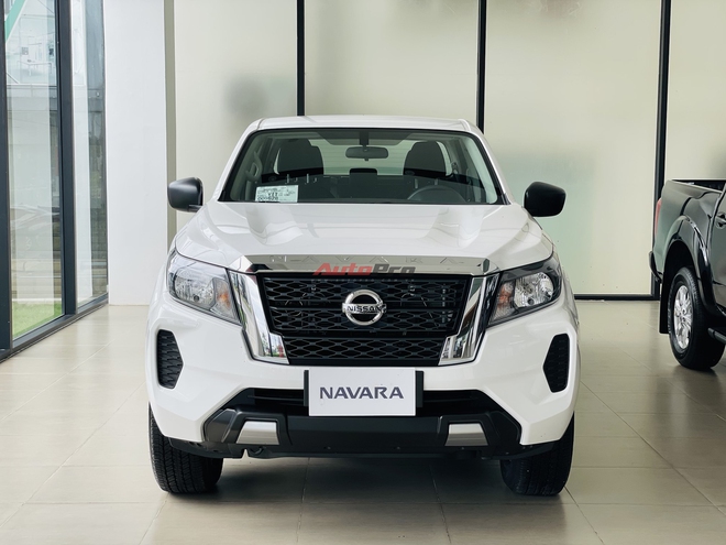 Ảnh thực tế Nissan Navara EL giá 699 triệu tại đại lý: Có bệ bước, màn hình 10 inch, đấu Ranger XLS- Ảnh 7. Ảnh thực tế Nissan Navara EL giá 699 triệu tại đại lý: Có bệ bước, màn hình 10 inch, đấu Ranger XLS- Ảnh 7.