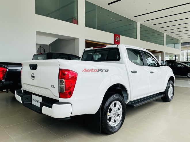 Ảnh thực tế Nissan Navara EL giá 699 triệu tại đại lý: Có bệ bước, màn hình 10 inch, đấu Ranger XLS- Ảnh 8. Ảnh thực tế Nissan Navara EL giá 699 triệu tại đại lý: Có bệ bước, màn hình 10 inch, đấu Ranger XLS- Ảnh 8.