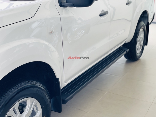 Ảnh thực tế Nissan Navara EL giá 699 triệu tại đại lý: Có bệ bước, màn hình 10 inch, đấu Ranger XLS- Ảnh 3. Ảnh thực tế Nissan Navara EL giá 699 triệu tại đại lý: Có bệ bước, màn hình 10 inch, đấu Ranger XLS- Ảnh 3.