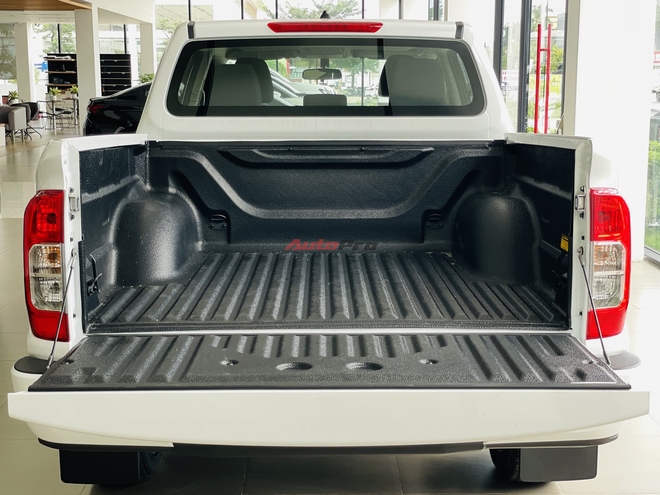 Ảnh thực tế Nissan Navara EL giá 699 triệu tại đại lý: Có bệ bước, màn hình 10 inch, đấu Ranger XLS- Ảnh 4. Ảnh thực tế Nissan Navara EL giá 699 triệu tại đại lý: Có bệ bước, màn hình 10 inch, đấu Ranger XLS- Ảnh 4.