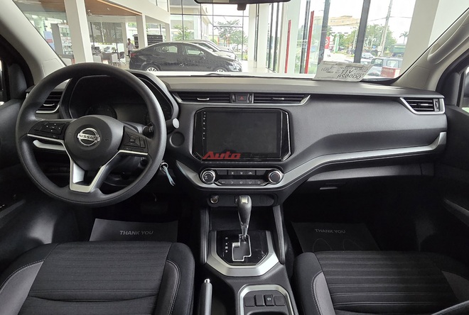 Ảnh thực tế Nissan Navara EL giá 699 triệu tại đại lý: Có bệ bước, màn hình 10 inch, đấu Ranger XLS- Ảnh 9. Ảnh thực tế Nissan Navara EL giá 699 triệu tại đại lý: Có bệ bước, màn hình 10 inch, đấu Ranger XLS- Ảnh 9.