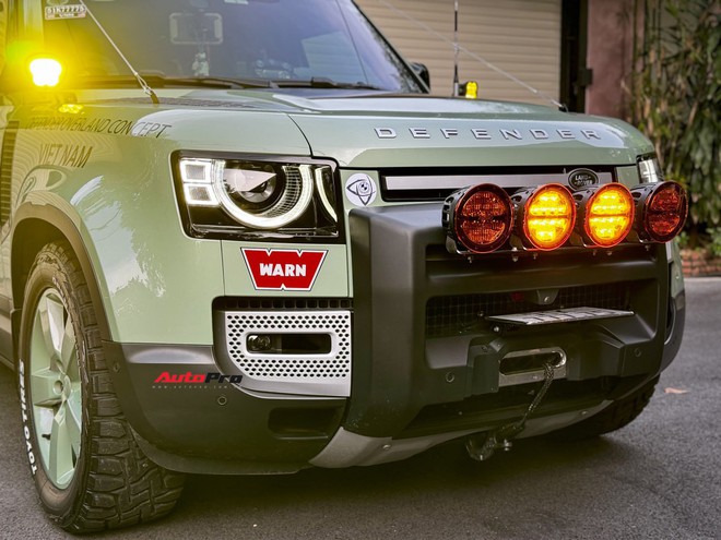 Dân chơi Bình Dương độ lại Land Rover Defender 7 tỷ đồng: Tốn gần 700 triệu, toàn đồ chính hãng, chuẩn bị cho hành trình vòng quanh thế giới- Ảnh 3. Dân chơi Bình Dương độ lại Land Rover Defender 7 tỷ đồng: Tốn gần 700 triệu, toàn đồ chính hãng, chuẩn bị cho hành trình vòng quanh thế giới- Ảnh 3.