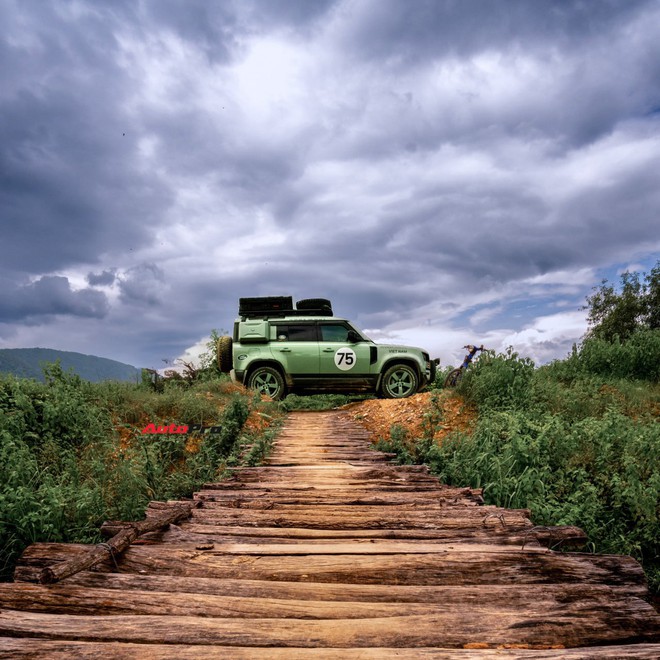 Dân chơi Bình Dương độ lại Land Rover Defender 7 tỷ đồng: Tốn gần 700 triệu, toàn đồ chính hãng, chuẩn bị cho hành trình vòng quanh thế giới- Ảnh 16. Dân chơi Bình Dương độ lại Land Rover Defender 7 tỷ đồng: Tốn gần 700 triệu, toàn đồ chính hãng, chuẩn bị cho hành trình vòng quanh thế giới- Ảnh 16.