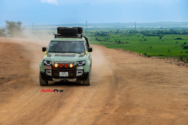 Dân chơi Bình Dương độ lại Land Rover Defender 7 tỷ đồng: Tốn gần 700 triệu, toàn đồ chính hãng, chuẩn bị cho hành trình vòng quanh thế giới- Ảnh 14. Dân chơi Bình Dương độ lại Land Rover Defender 7 tỷ đồng: Tốn gần 700 triệu, toàn đồ chính hãng, chuẩn bị cho hành trình vòng quanh thế giới- Ảnh 14.