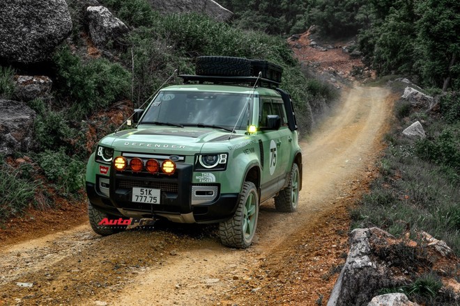 Dân chơi Bình Dương độ lại Land Rover Defender 7 tỷ đồng: Tốn gần 700 triệu, toàn đồ chính hãng, chuẩn bị cho hành trình vòng quanh thế giới- Ảnh 13. Dân chơi Bình Dương độ lại Land Rover Defender 7 tỷ đồng: Tốn gần 700 triệu, toàn đồ chính hãng, chuẩn bị cho hành trình vòng quanh thế giới- Ảnh 13.