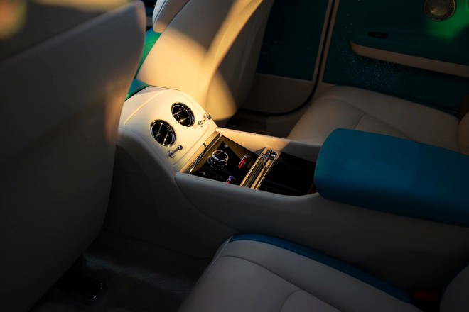 Mua Rolls-Royce Spectre đầu tiên Việt Nam, Minh Nhựa được chiều như thế nào: Sang tận Anh, được tặng một thứ khiến chính chủ thốt lên lời khen rất chu đáo- Ảnh 7. Mua Rolls-Royce Spectre đầu tiên Việt Nam, Minh Nhựa được chiều như thế nào: Sang tận Anh, được tặng một thứ khiến chính chủ thốt lên lời khen rất chu đáo- Ảnh 7.