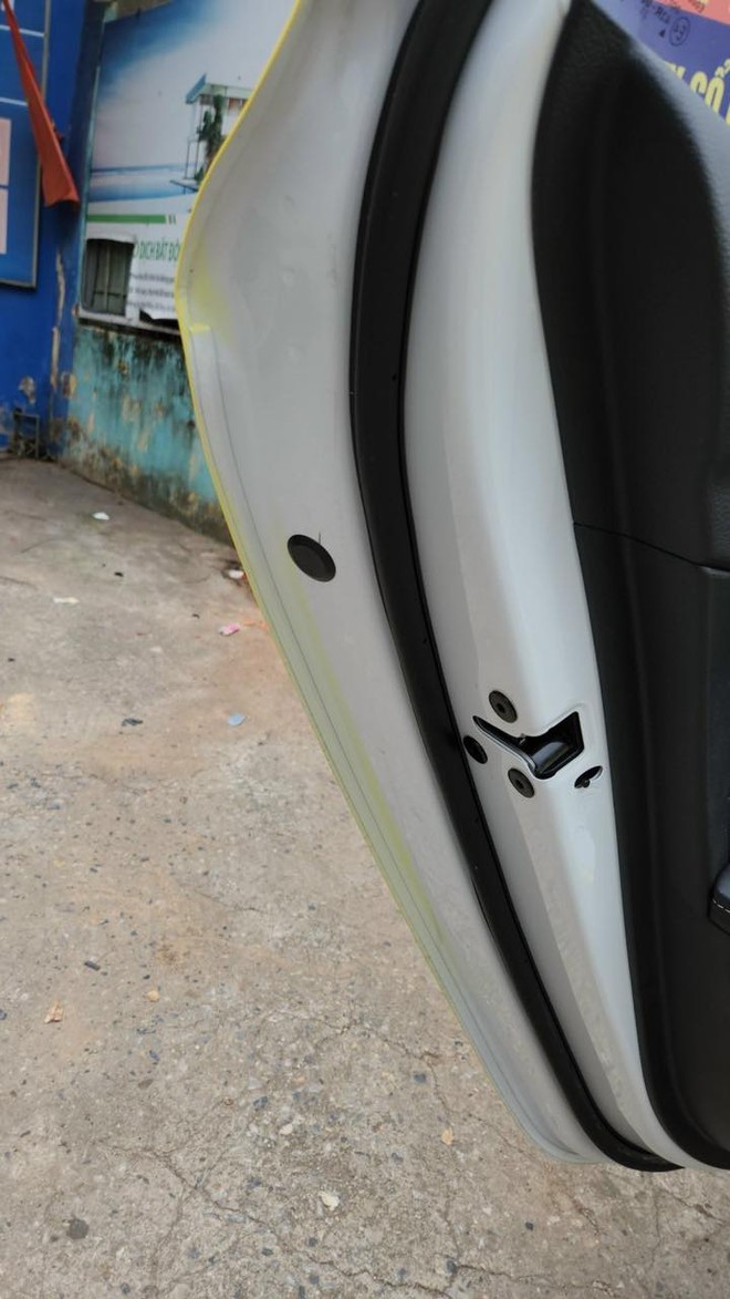 Tốn gần 30 triệu cho đại lý đổi màu xe, chủ nhân 2 chiếc MG5 bức xúc: 'Làm ăn cẩu thả, sơn 20 ngày đã bong tróc, nhân viên đùn đẩy trách nhiệm'- Ảnh 4. Tốn gần 30 triệu cho đại lý đổi màu xe, chủ nhân 2 chiếc MG5 bức xúc: 'Làm ăn cẩu thả, sơn 20 ngày đã bong tróc, nhân viên đùn đẩy trách nhiệm'- Ảnh 4.