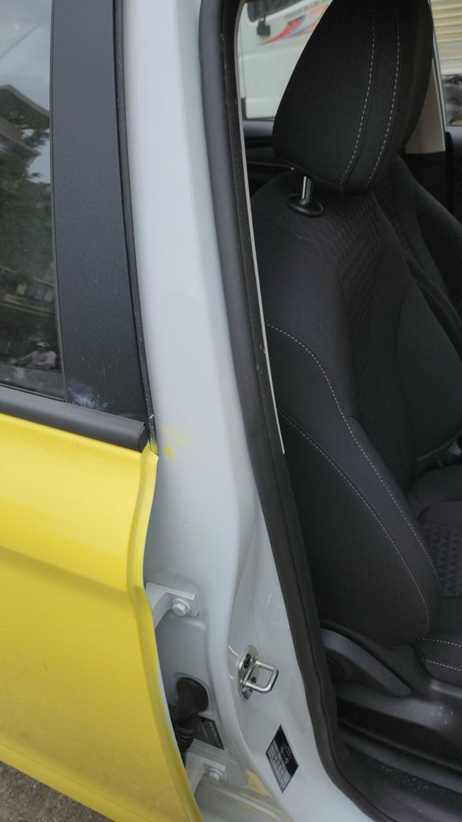 Tốn gần 30 triệu cho đại lý đổi màu xe, chủ nhân 2 chiếc MG5 bức xúc: 'Làm ăn cẩu thả, sơn 20 ngày đã bong tróc, nhân viên đùn đẩy trách nhiệm'- Ảnh 9. Tốn gần 30 triệu cho đại lý đổi màu xe, chủ nhân 2 chiếc MG5 bức xúc: 'Làm ăn cẩu thả, sơn 20 ngày đã bong tróc, nhân viên đùn đẩy trách nhiệm'- Ảnh 9.