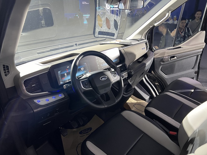 Chi tiết Ford Transit 2024 bản cao cấp nhất tại Việt Nam: Giá gần 1,5 tỷ, ghế thương gia, TV Android lớn, trần tích hợp LED ‘xịn sò’- Ảnh 13. Chi tiết Ford Transit 2024 bản cao cấp nhất tại Việt Nam: Giá gần 1,5 tỷ, ghế thương gia, TV Android lớn, trần tích hợp LED ‘xịn sò’- Ảnh 13.