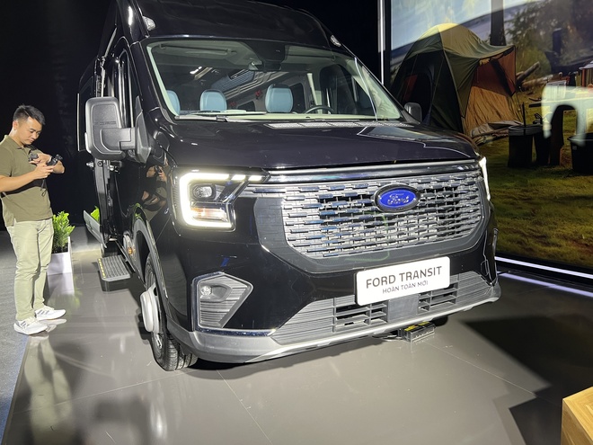 Chi tiết Ford Transit 2024 bản cao cấp nhất tại Việt Nam: Giá gần 1,5 tỷ, ghế thương gia, TV Android lớn, trần tích hợp LED ‘xịn sò’- Ảnh 12.