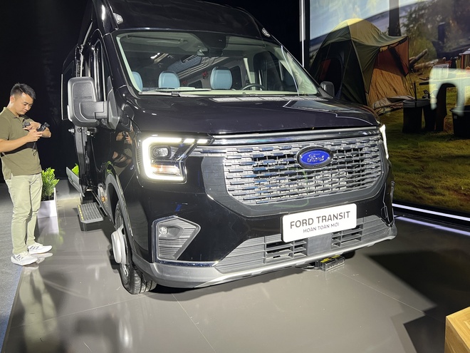 Chi tiết Ford Transit 2024 bản cao cấp nhất tại Việt Nam: Giá gần 1,5 tỷ, ghế thương gia, TV Android lớn, trần tích hợp LED ‘xịn sò’- Ảnh 12. Chi tiết Ford Transit 2024 bản cao cấp nhất tại Việt Nam: Giá gần 1,5 tỷ, ghế thương gia, TV Android lớn, trần tích hợp LED ‘xịn sò’- Ảnh 12.