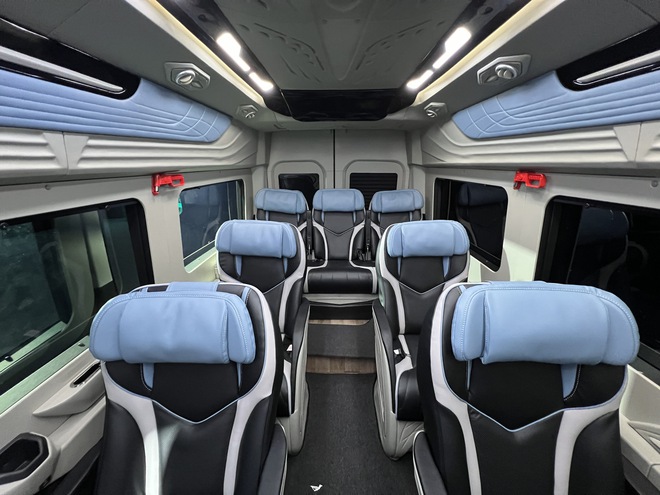 Chi tiết Ford Transit 2024 bản cao cấp nhất tại Việt Nam: Giá gần 1,5 tỷ, ghế thương gia, TV Android lớn, trần tích hợp LED ‘xịn sò’- Ảnh 9. Chi tiết Ford Transit 2024 bản cao cấp nhất tại Việt Nam: Giá gần 1,5 tỷ, ghế thương gia, TV Android lớn, trần tích hợp LED ‘xịn sò’- Ảnh 9.